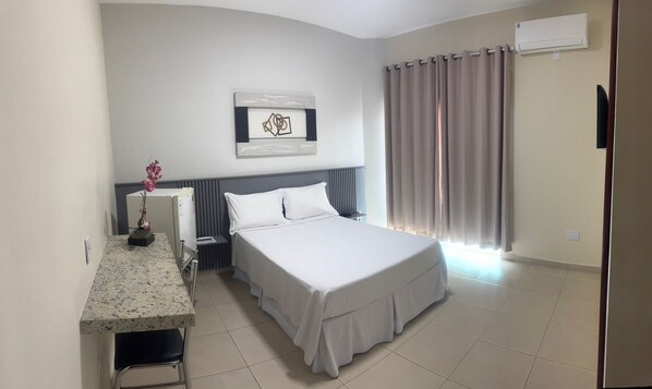 Comfort Double Room | Desk, laptop workspace - Hotel Yoguedes (Padre Paraiso)