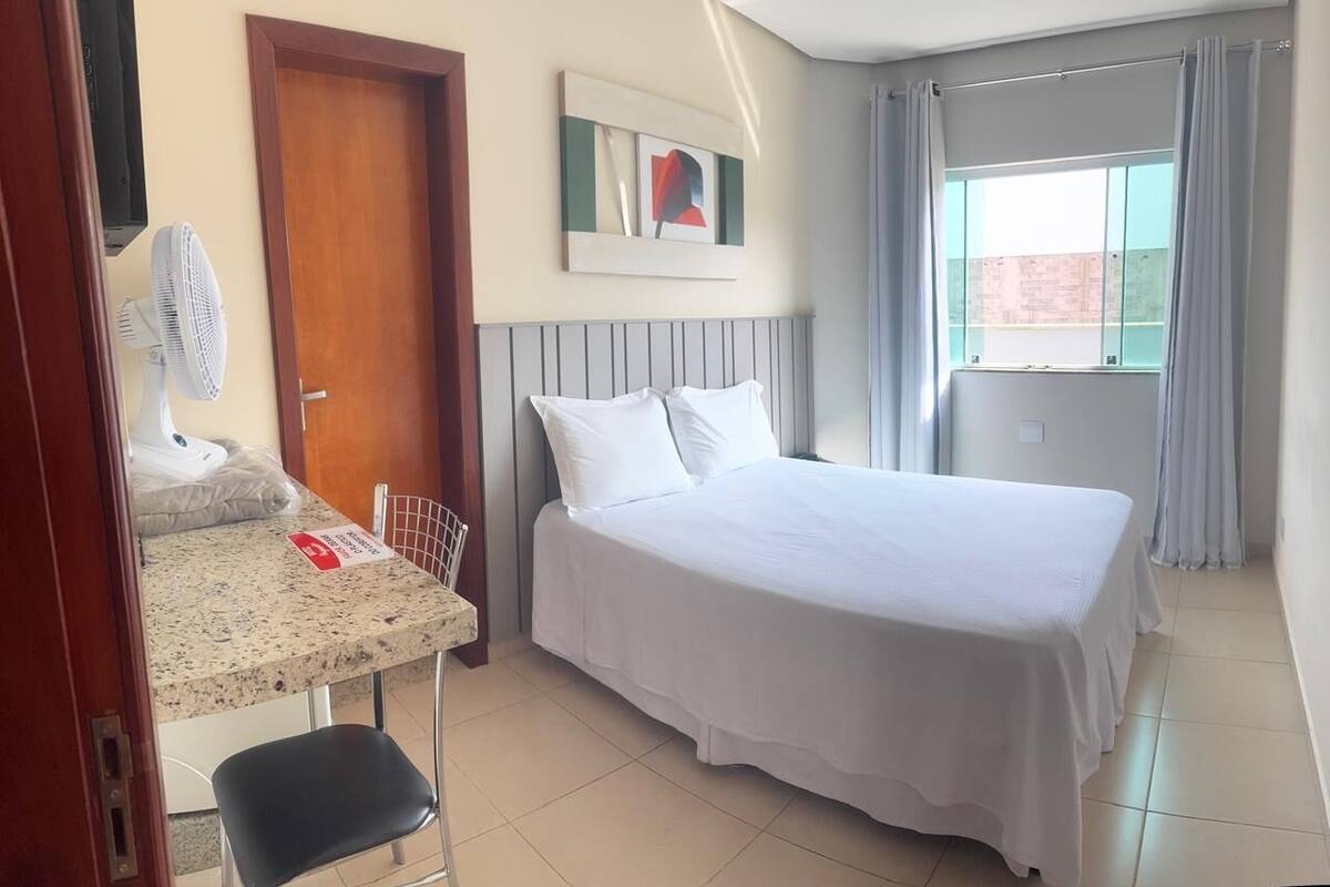 Habitación económica doble | Escritorio y espacio para trabajar con un portátil