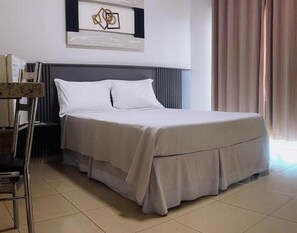 Kamar Double Deluks, balkon, pemandangan kota | Meja kerja dan ruang kerja ramah laptop