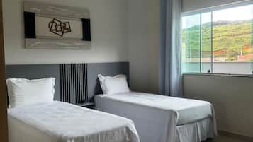 Escritorio y espacio para trabajar con laptop