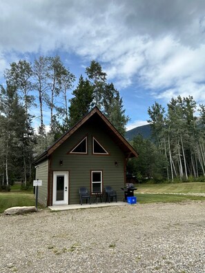 Exterior - Cougar Mountain Lodge & Resort Ltd. (Valemount)