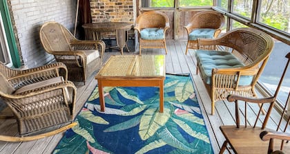 ~Mica Inn~ Downtown Spacious Retreat Above a Vintage/Coffee Shop...dog friendly!