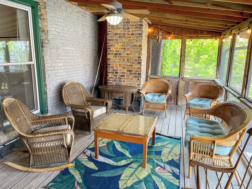 ~Mica Inn~ Downtown Spacious Retreat Above a Vintage/Coffee Shop...dog friendly!