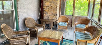 ~Mica Inn~ Downtown Spacious Retreat Above a Vintage/Coffee Shop...dog friendly!