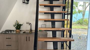 Habitación doble Deluxe, vista a la montaña | Cocina privada | Lavavajillas y utensilios de cocina