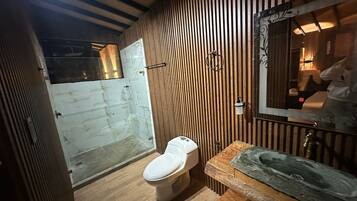 Deluxe-Doppelzimmer, Bergblick | Badezimmer | Badewanne und Dusche (separat), Handtücher, Seife, Shampoo