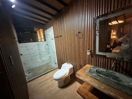 Deluxe Double Room, Mountain View | Bathroom | Separate tub and shower, towels, soap, shampoo