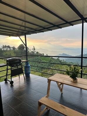 Deluxe Double Room, Mountain View | Terrace/patio - De las flores glamping (Jardín)