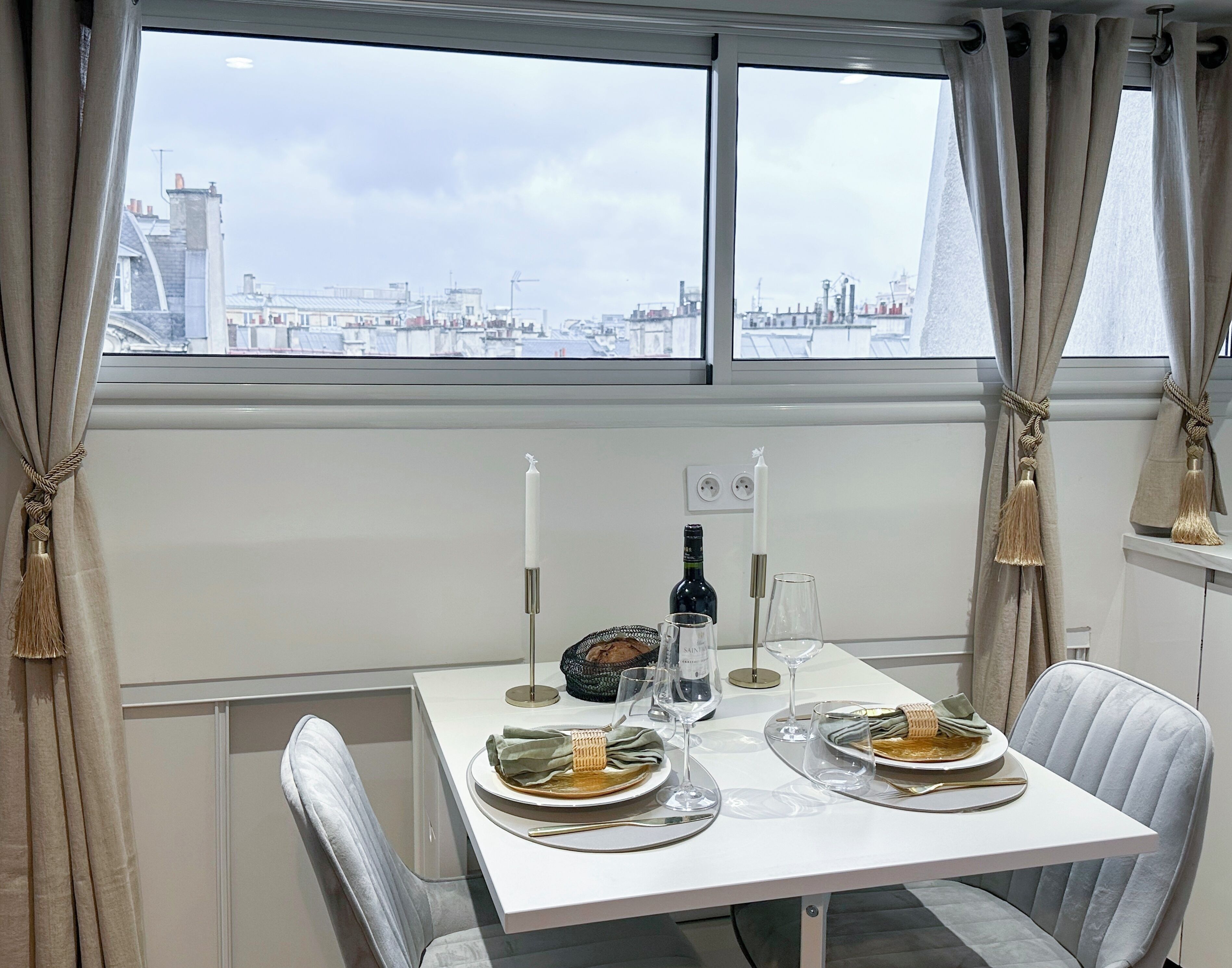 Superior Studio Suite, City View | Dining room