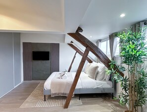 Suite studio supérieure, vue sur la ville | Espace de travail pour ordinateurs portables, fer et planche à repasser
