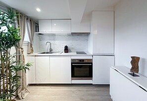 Superior Studio Suite, City View | Private kitchen