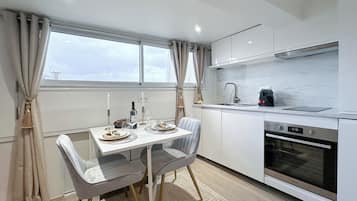 Suite Studio Supérieure, vue ville | Cuisine privée | Mini réfrigérateur, micro-ondes, four, plaque de cuisson
