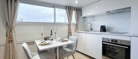 Suite estudio superior, vistas a la ciudad | Cocina privada | Frigorífico pequeño, microondas, horno y placa de cocina