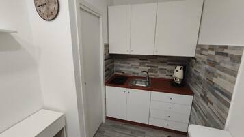 Mini-frigorifero, microonde, forno, piano cottura