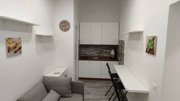 Tủ lạnh nhỏ, lò vi sóng, lò nướng, bếp nấu