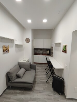 Minijääkaappi, mikroaaltouuni, uuni, liesi