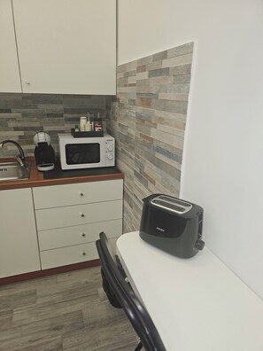 Mini-fridge, microwave, oven, stovetop - b&b Il Regno delle due Sicilie (Naples)