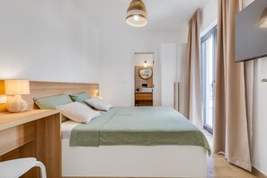 4 chambres, coffres-forts dans les chambres, fer et planche à repasser