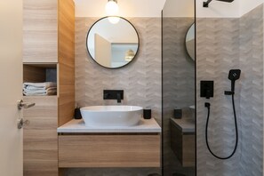 Dusche, Haartrockner, Handtücher