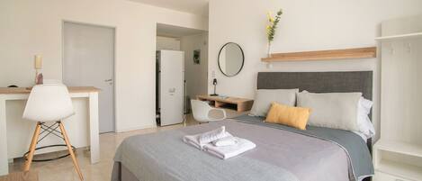1 bedroom, desk, travel cot, WiFi