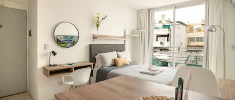 1 bedroom, desk, travel crib, WiFi