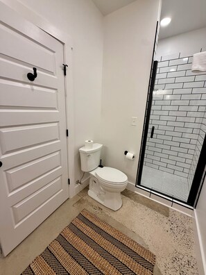 Shower, hair dryer, towels - Restful Remedy~A modern industrial farmhouse Alcove studio in Pilot Mountain. (Pilot Mountain)