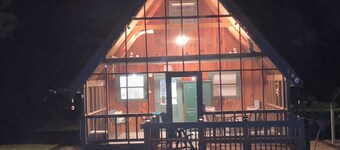 Cozy 3-bedroom cabin with all the amenities two miles from Cave Run Lake.