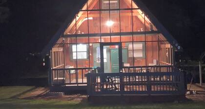 Cozy 3-bedroom cabin with all the amenities two miles from Cave Run Lake.