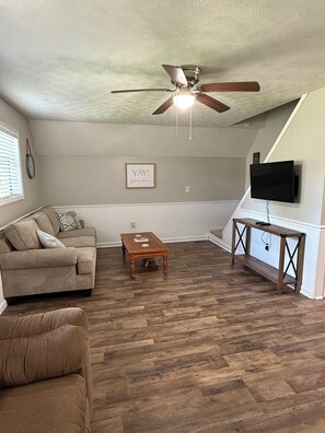 TV - Cozy 3-bedroom cabin with all the amenities two miles from Cave Run Lake. (Salt Lick)