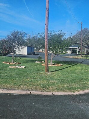 Garden - La Vista Motel (Burnet)