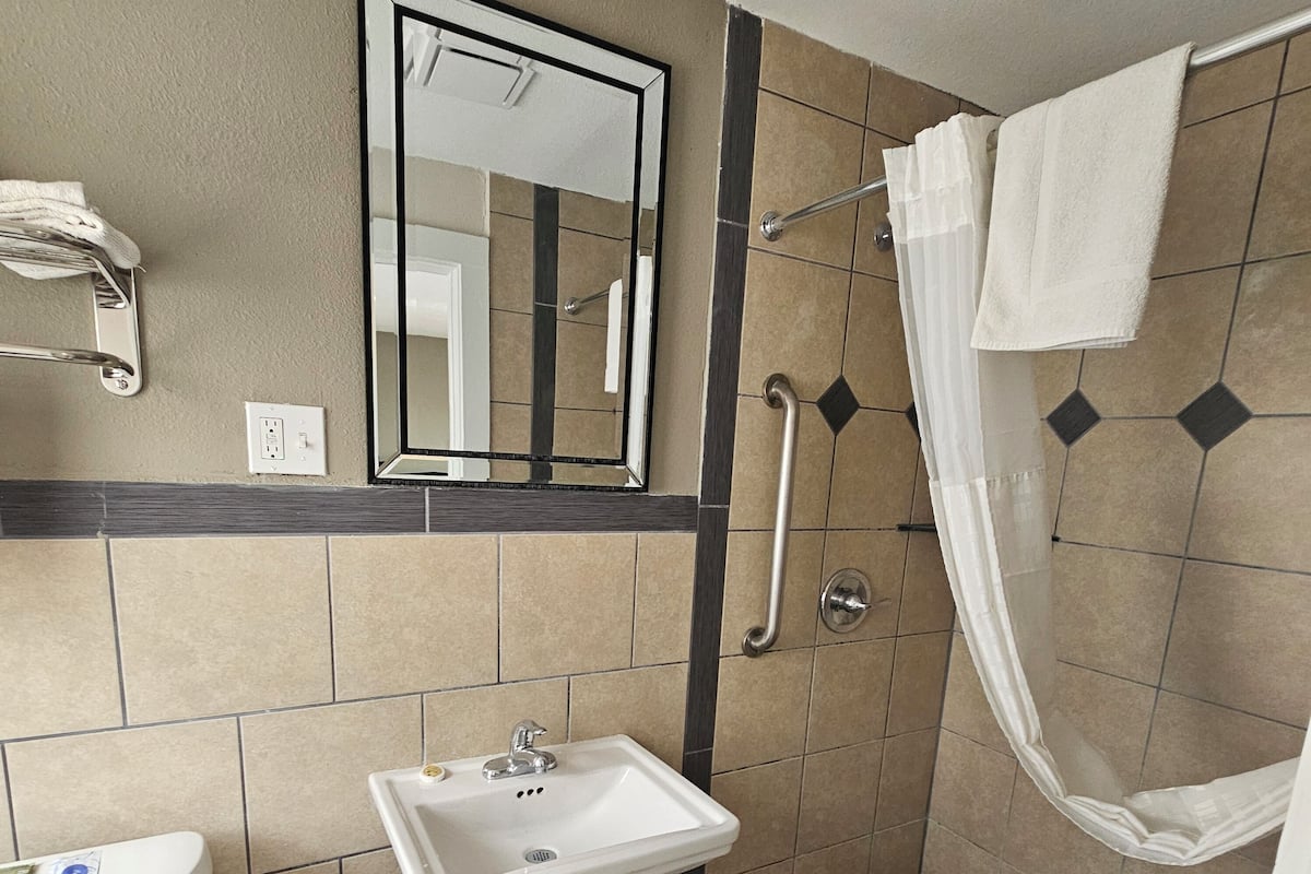 WiFi (無料)、ベッドシーツ