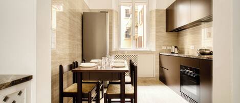 Apartamento família, vista para a cidade | Cozinha privada | Cafeteira/chaleira, chaleira elétrica