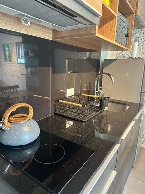 Réfrigérateur, micro-ondes, plaque de cuisson, cafetière/bouilloire