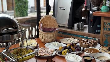 Free daily buffet breakfast