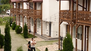 Une rangée de bâtiments blancs, dotés de balcons en bois et de toits rouges.