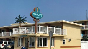 Un edificio con el letrero del 'Seahorse Inn' y una palmera al fondo.
