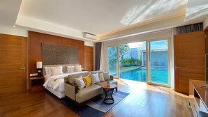 Una habitación de hotel moderna con una cama grande, un sofá, una mesita y vistas a una piscina.