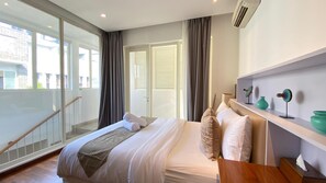 Luxe villa, 4 slaapkamers, privézwembad | Een bureau, een laptopwerkplek, een strijkplank/strijkijzer, gratis wifi