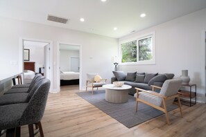 Room - Modern 2-BR cabin in charming Conneaut by the Lake (Conneaut)