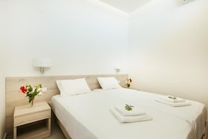 WiFi, bed sheets - Giannis Seafront Studios I & Breakfast (Rodakino, Rethymno)