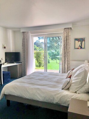 1 soverom, safe på rommet, skrivebord og strykejern/-brett