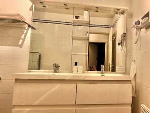 Asciugacapelli, asciugamani, sapone, carta igienica