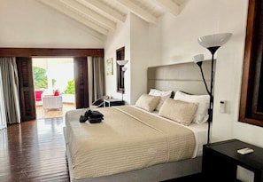4 chambres, coffres-forts dans les chambres, fer et planche à repasser