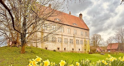 Studio apartment in a medieval castle from the 14th century on the Weser cycle path