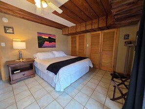 8 bedrooms, iron/ironing board, travel cot, WiFi - The Ranch: Lodge+Barn+Pool+Airstream • 35 Pax (Medicine Park)