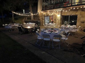 Outdoor dining - The Ranch: Lodge+Barn+Pool+Airstream • 35 Pax (Medicine Park)