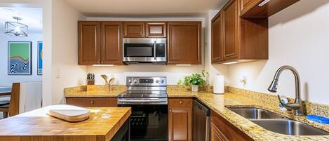 Frigorífico, microondas, horno y placa de cocina