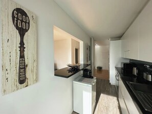 Four à micro-ondes, un four, surface de cuisson, lave-vaisselle