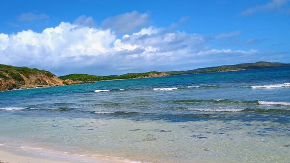 Aurinkotuoleja, rantapyyhkeitä