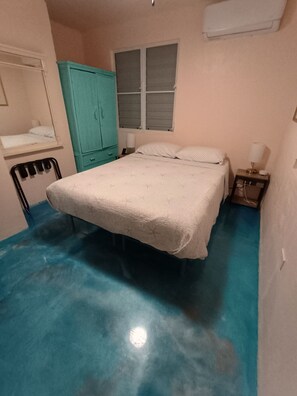 1 habitación, tabla de planchar con plancha y cuna de viaje 